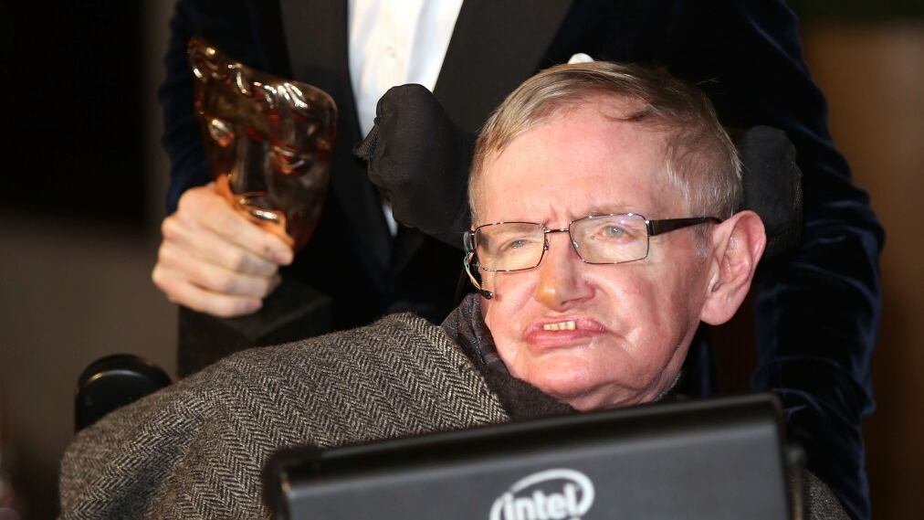 Hawking, la vita dell'astrofisico in dieci date
