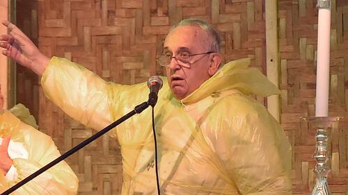 La messa "bagnata" del Papa a Tacloban 1