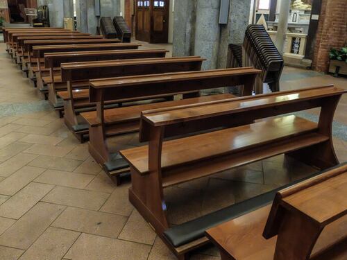 Asta e nastro adesivo: ecco come lo straniero rubava in chiesa