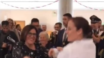 Il ministro Trenta si dà al ballo. I militari indignati: "Ci ridicolizza"