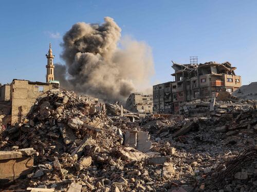Altri raid contro Hamas. Israele: "Ci ha attaccati". E blocca gli aiuti a Gaza