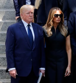 Il presidente Donald Trump e sua moglie Melania ai funerali di Ivana Trump alla Vincent Ferrer Roman Catholic Church di New York (luglio 2022)