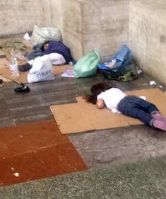 Milano accoglie così: bimbi profughi in strada 3