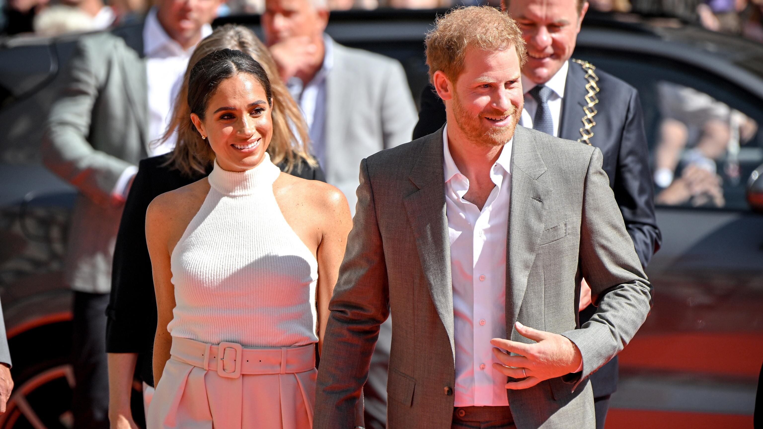 A Harry e Meghan invito via mail. L'idea di "saltare" l'incoronazione