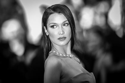 Bella Hadid strega il red carpet a Cannes. Guarda il look 5