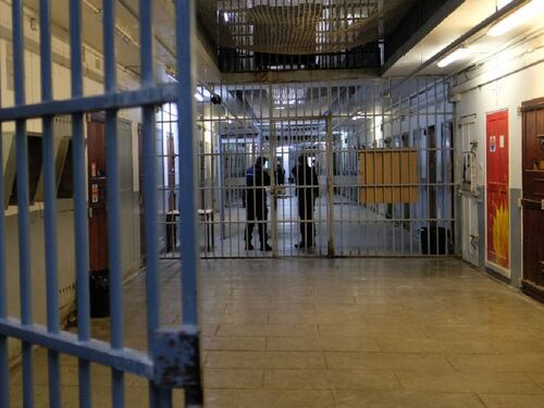 Minaccia il giudice e picchia gli agenti: straniero dà in escandescenze in aula