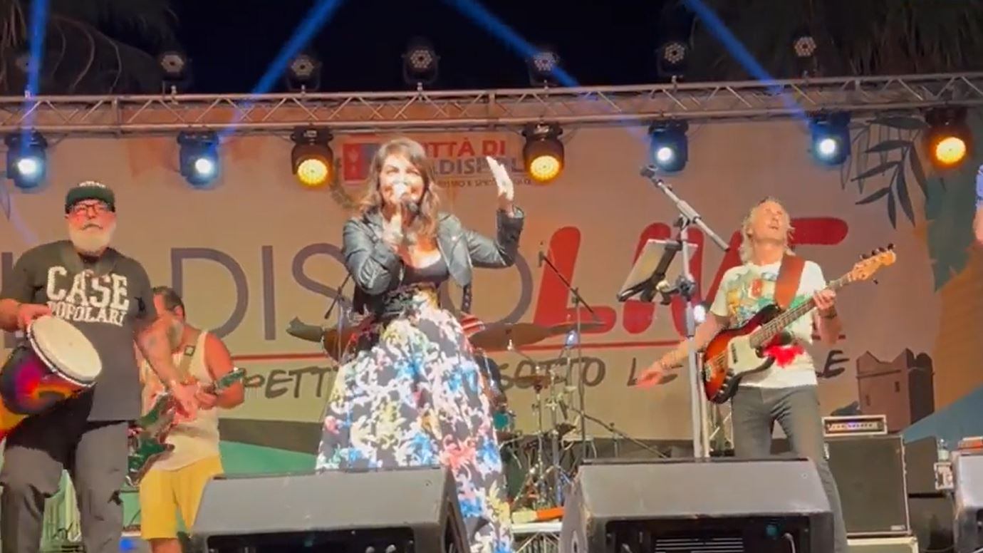 Si spoglia e molesta le spettatrici: choc al concerto di Cristina D'Avena