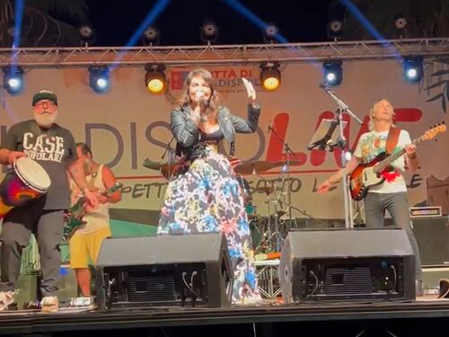 Si spoglia e molesta le spettatrici: choc al concerto di Cristina D'Avena