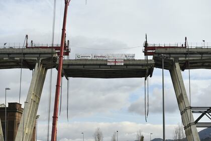 Ponte Morandi, le immagini della demolizione della trave tampone 5