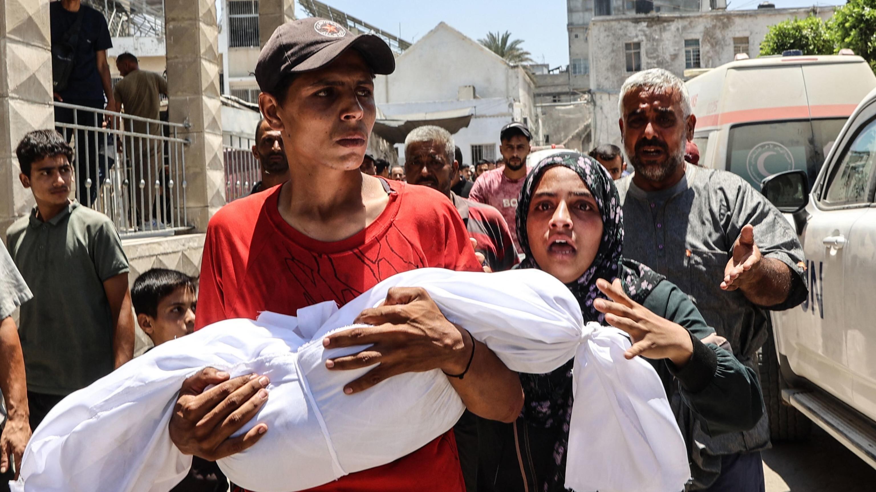 Gaza, morti 6 bimbi in fila per l'acqua: "Anomalia tecnica". E Bibi sfida Hamas