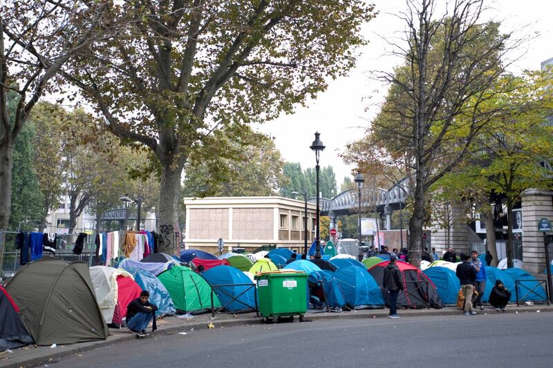 Parigi invasa dai migranti 15