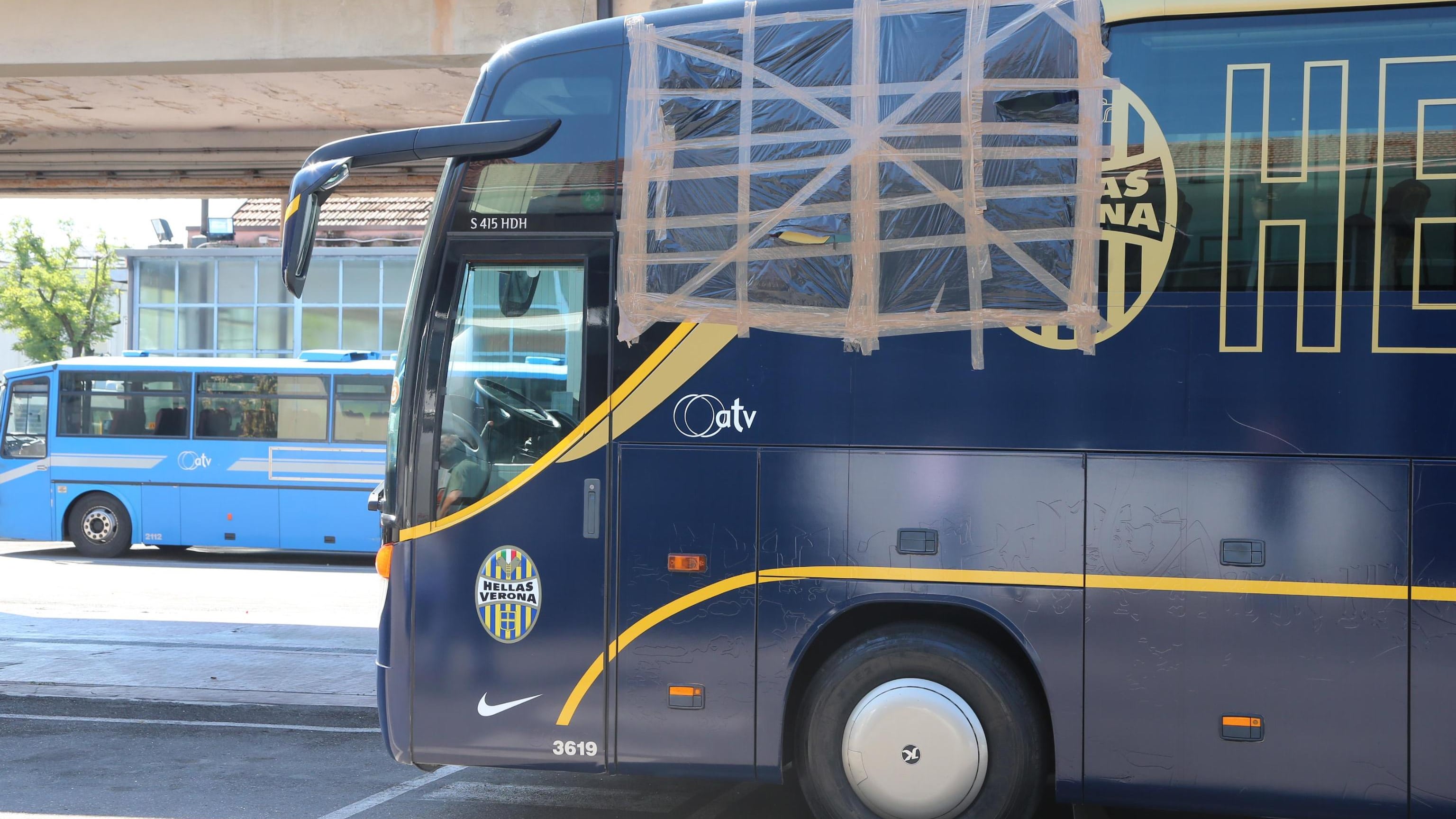 Sassi contro il pullman dell'Hellas