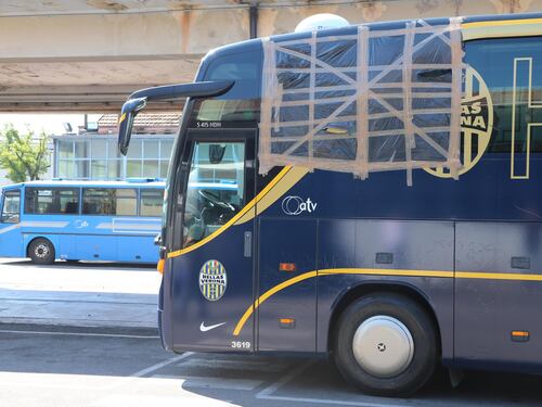 Sassi contro il pullman dell'Hellas