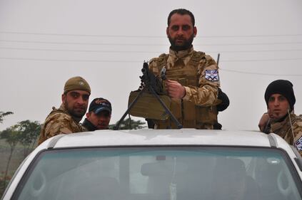 Volontari del gruppo Dwek Nawsha ("Sacrifichiamo noi stessi") in armi per difendere i cristiani perseguitati