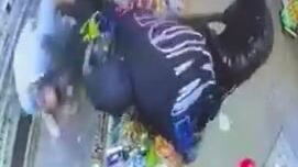 Rapinano tabaccheria e massacrano di botte il negoziante