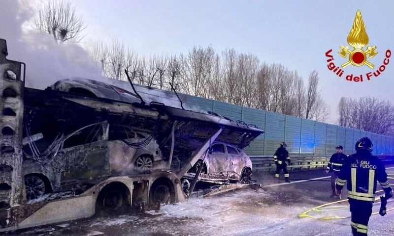Inferno sulla A21 dove una bisarca ha preso fuoco 4