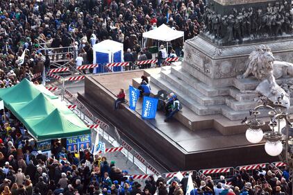 Salvini in piazza Duomo a Milano 8