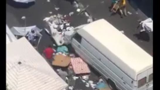 Maxi rissa tra africani e italiani. Un furgone piomba sulla folla