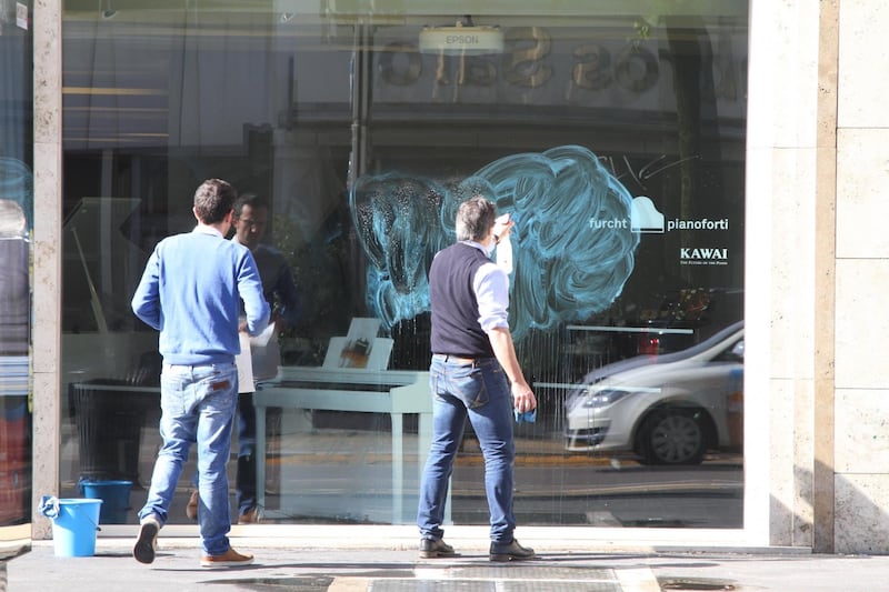 Al lavoro per ripulire Milano dopo gli scontri 3