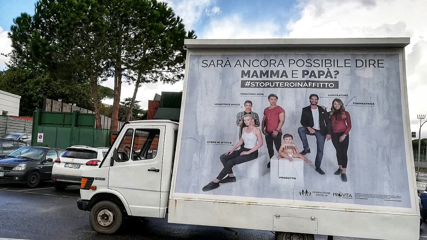 A Roma tornano i manifesti contro l'utero in affitto