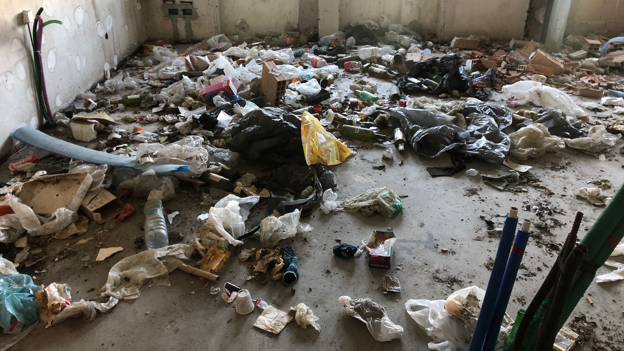 "Sniffano sui giochi dei bimbi". Ma Sala ignora pure la polizia