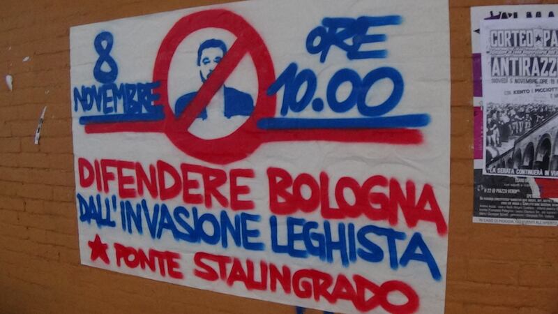 "De-leghizziamo bologna": i cartelli contro Salvini 3