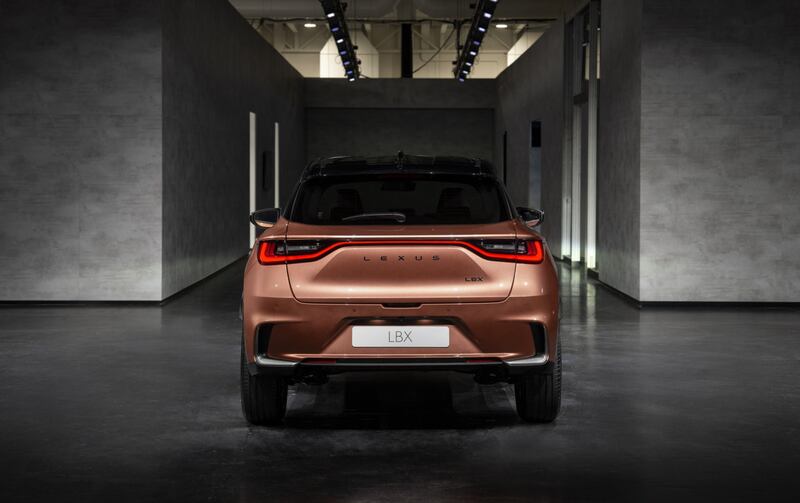 Le foto del nuovo Lexus LBX ibrido 22