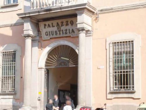 Amico di famiglia abusa di bambina con disabilità, condannato a 10 anni