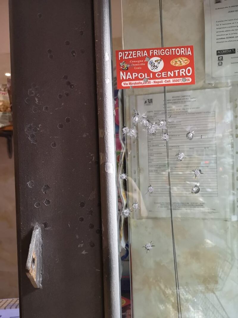 Napoli, colpi d'arma da fuoco contro market a Forcella 6