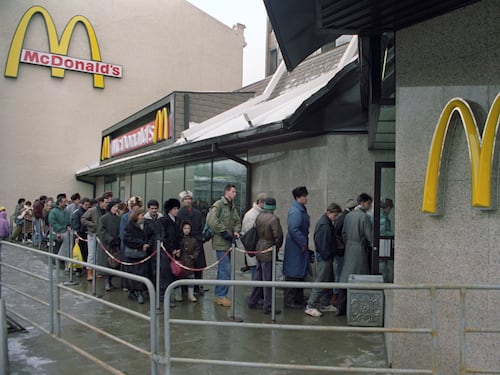E McDonald's ritira il marchio dalla Russia. La fine del sogno (e della globalizzazione)