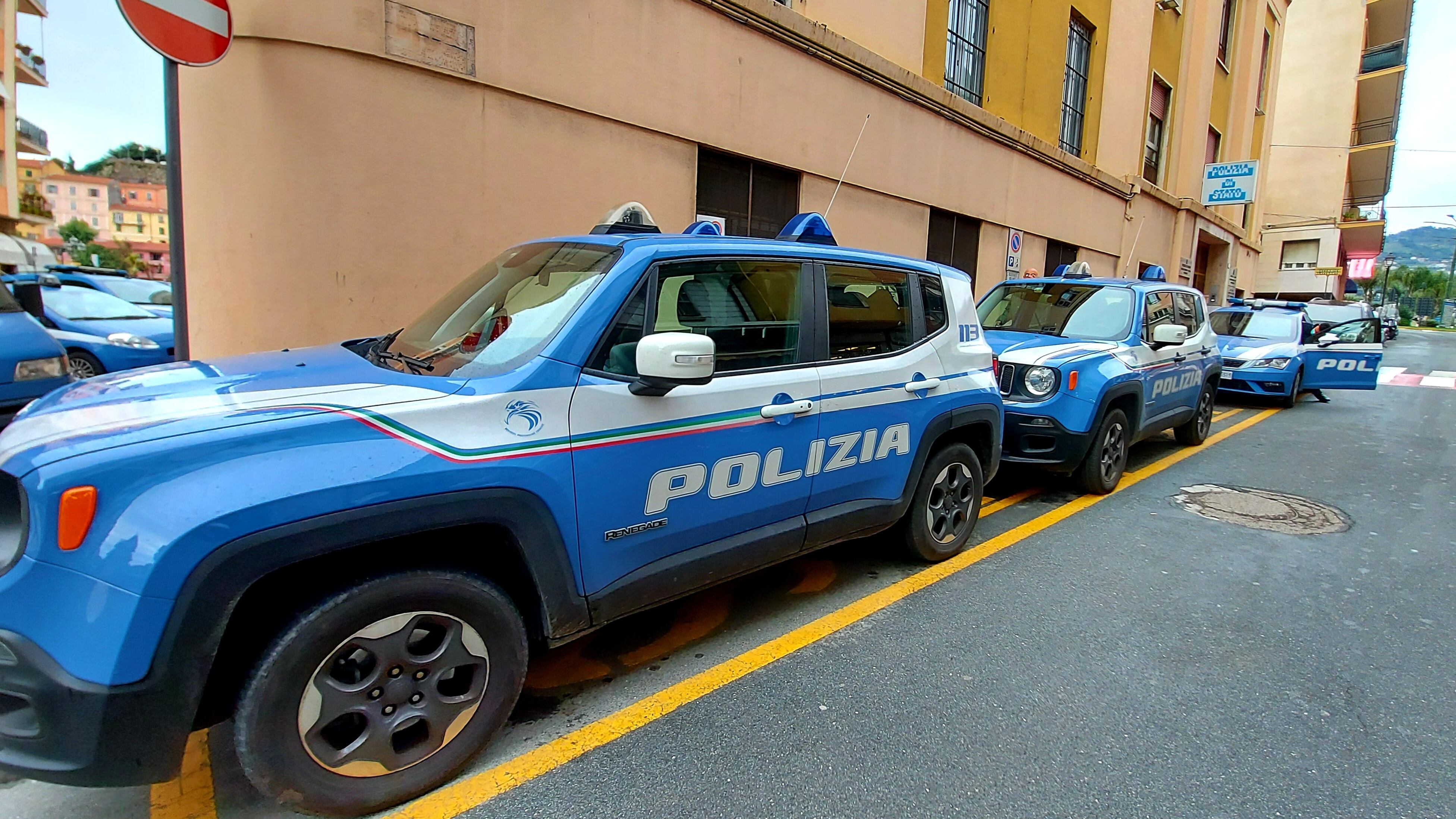 Il terribile gesto con la bottiglia: migrante attacca l'agente