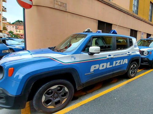 Il terribile gesto con la bottiglia: migrante attacca l'agente
