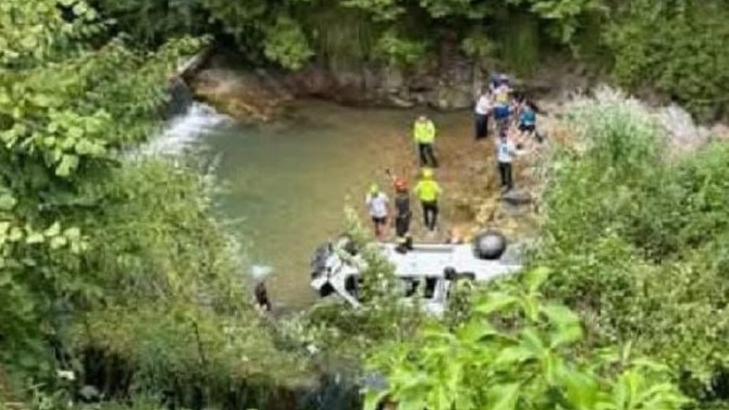 Pullmino con ragazzi disabili finisce nel torrente: otto feriti