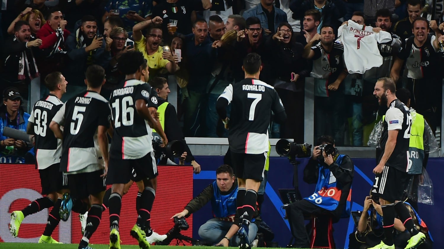 Champions League, la Juventus non sbaglia: 3-0 al Bayer Leverkusen