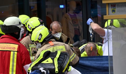 Lo schianto e poi i soccorsi: le immagini da Breitscheidplatz 5