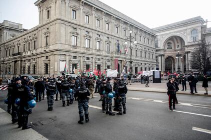 "Free Shahin". Il presidio pro Pal in piazza Scala 8