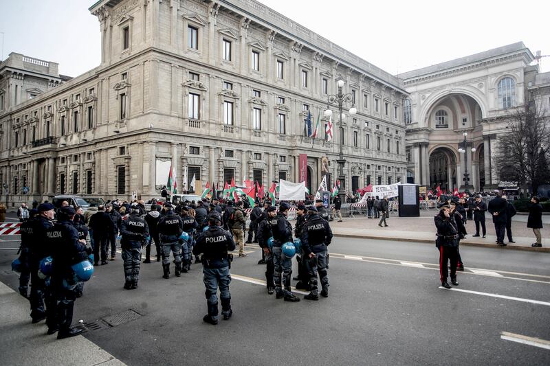 "Free Shahin". Il presidio pro Pal in piazza Scala 8