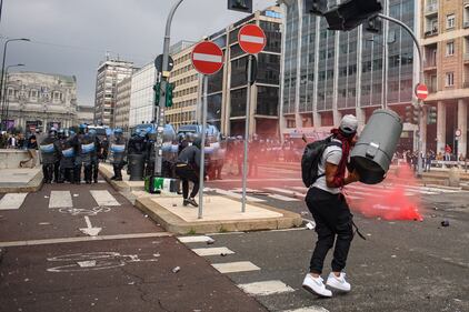 Milano, la violenza contro la polizia 3