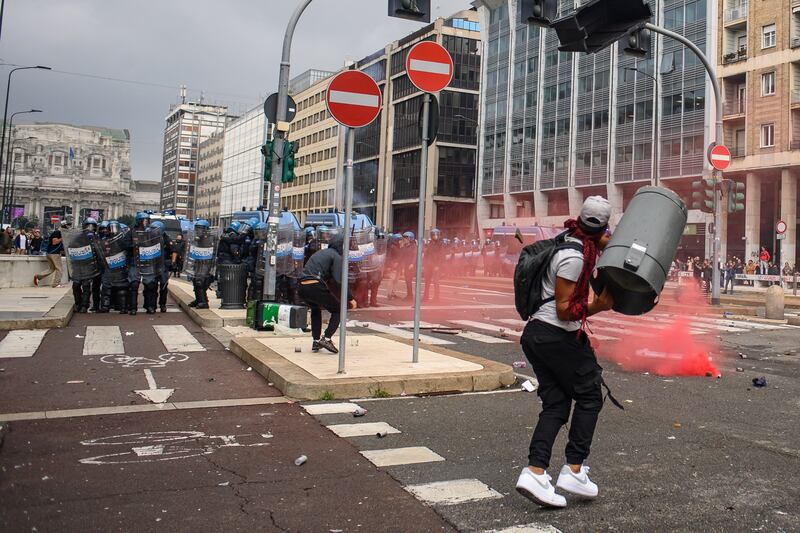 Milano, la violenza contro la polizia 3