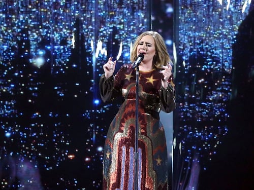 Adele: proposta di matrimonio sul palco a Belfast