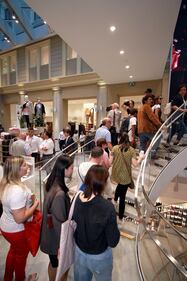 Ressa di gente all'inaugurazione del primo negozio Uniqlo in Italia 15