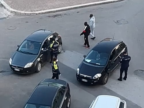 Covid-19, migranti e rom in giro senza rischiare sanzioni
