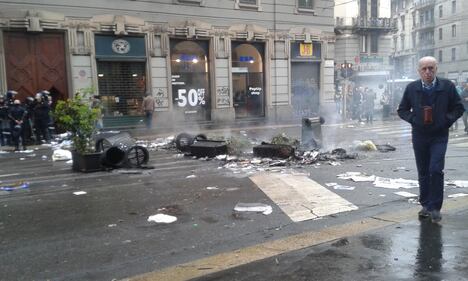 La distruzione dopo la prima carica dei Black Bloc 8