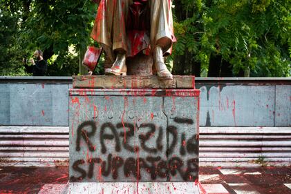 Le immagini dello sfregio alla statua di Montanelli 4