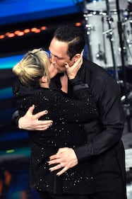 Esplosione di passione tra Claudio Santamaria e Francesca Barra a Sanremo 2