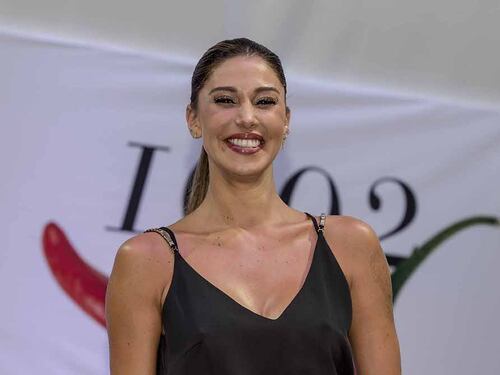 Belen provoca il pubblico. Fa gli auguri di Natale, ma inquadra i piedi del figlio