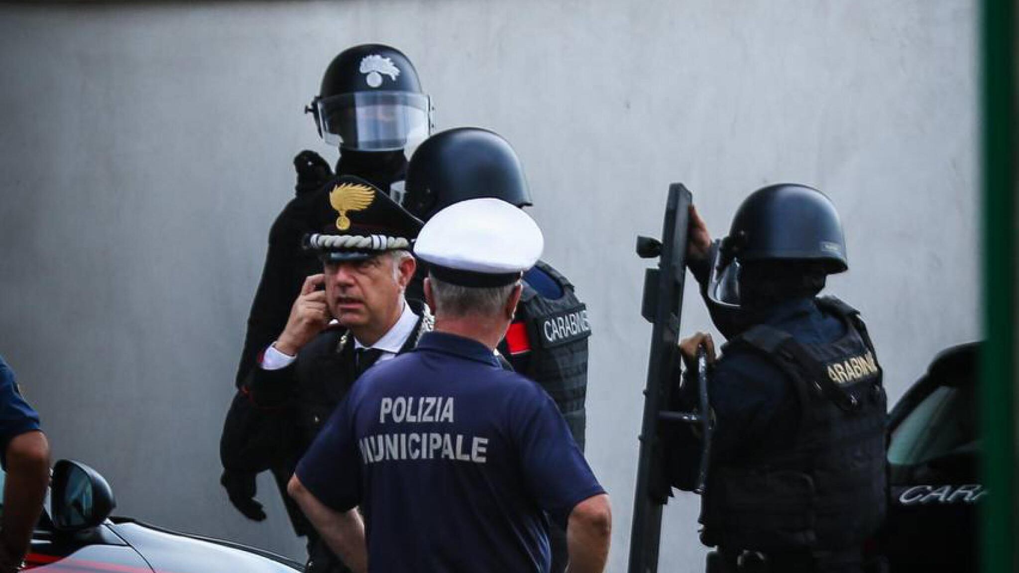 Ottantenne spara alla moglie e si barrica in casa. L'irruzione dei carabinieri dopo ore di trattative