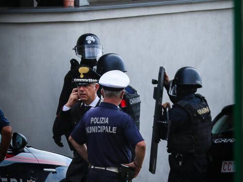 Ottantenne spara alla moglie e si barrica in casa. L'irruzione dei carabinieri dopo ore di trattative