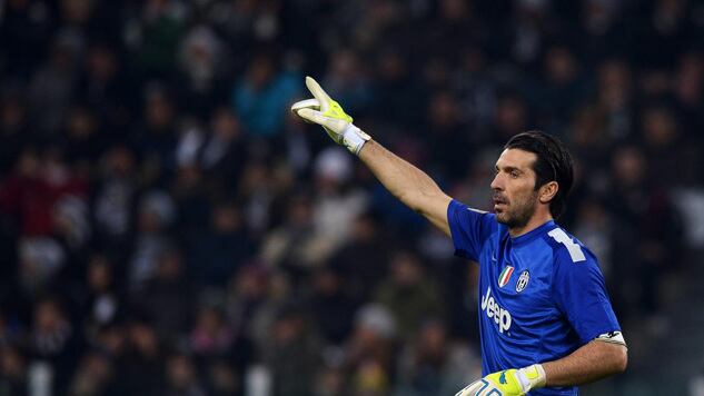 Buffon non sbaglia uscita. È d'oro anche per i nemici