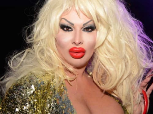 "Cessa presuntuosa, con quel porro...": la trans Ferruzzi contro la moglie di Bonolis